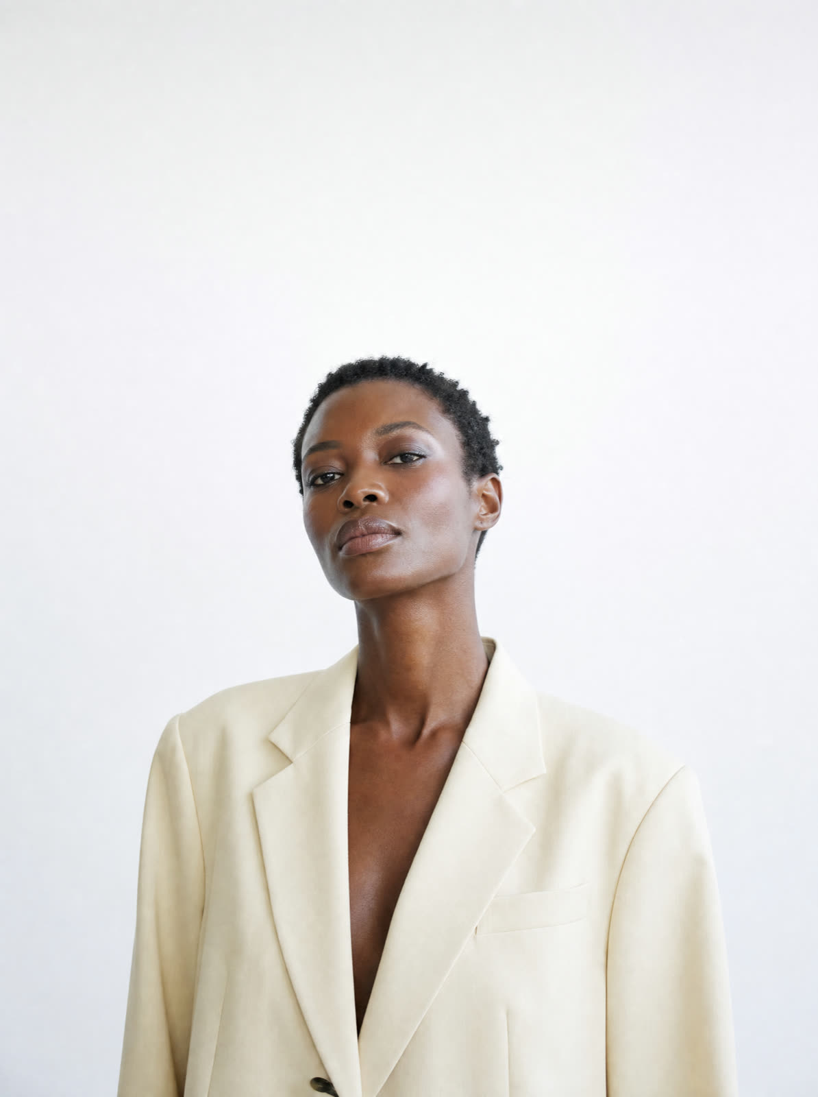 Édition style sample — clean white minimal editorial portrait